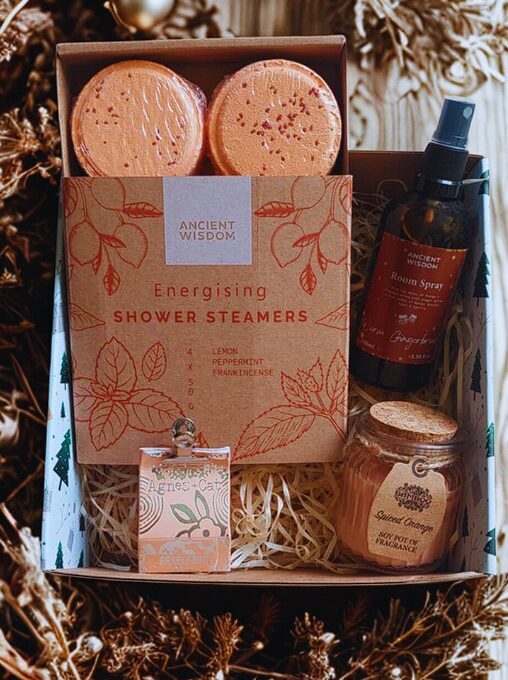 Новогодний подарочный набор – душевые бомбочки, имбирный спрей для комнаты, апельсиновая соевая свеча и грейпфрутовый бальзам для губ